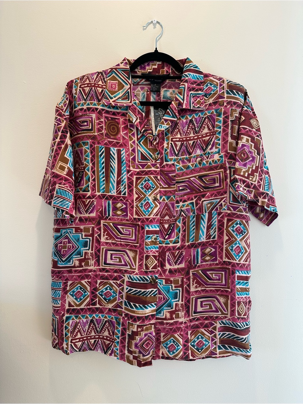 Men's Casual Short-Sleeve Button-Down Shirt in Berry Geo Print